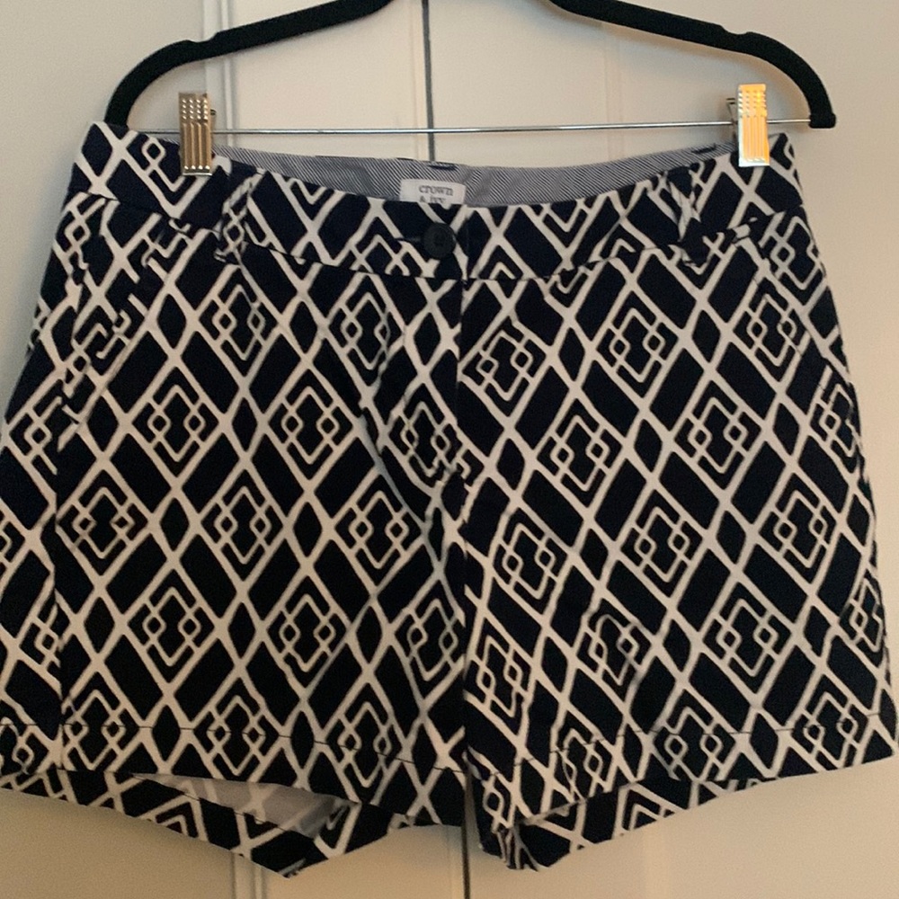 Crown and Ivy Caroline Short. Size 8 dark Navy and White Pattern